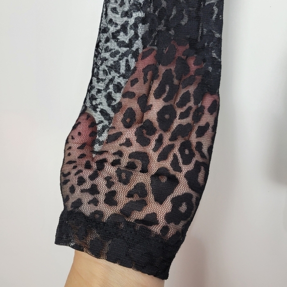 NWT Vince Camuto Mock Neck Long Sleeve Mesh Leopard Print Top in Black - Picture 7 of 16